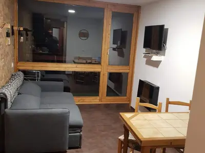 Télévision ou salle de divertissement dans l'établissement Studio rénové ski aux pieds avec balcon, 5 couchages - FR-1-346-373