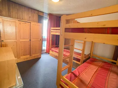 Un ou plusieurs lits dans un hébergement de l'établissement Appartement spacieux, près des pistes, balcon, animaux admis - FR-1-502-346