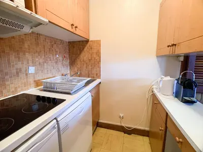 Cuisine ou kitchenette dans l'établissement Appartement spacieux, près des pistes, balcon, animaux admis - FR-1-502-346
