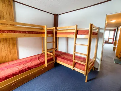 Un ou plusieurs lits dans un hébergement de l'établissement Appartement spacieux, près des pistes, balcon, animaux admis - FR-1-502-346