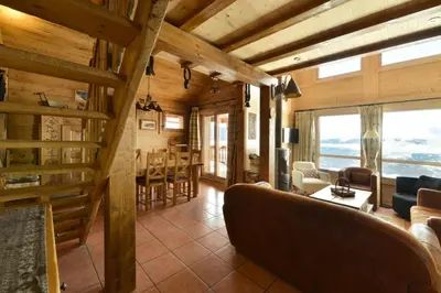 Coin salon dans l'établissement Chalet De Bellecote - Chalet de charme type savoyard 9 personnes à Vallandry situé dans un quartier calme avec accès direct aux pistes MAE-1996