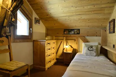 Un ou plusieurs lits dans un hébergement de l'établissement Chalet De Bellecote - Chalet de charme type savoyard 9 personnes à Vallandry situé dans un quartier calme avec accès direct aux pistes MAE-1996