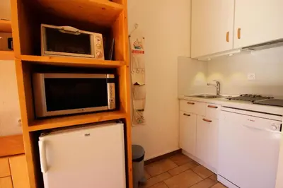 Cuisine ou kitchenette dans l'établissement Résidence Plein Sud - Plan Peisey - Studio 4 personnes à Plan Peisey proche des commerces et des pistes MAE-1964