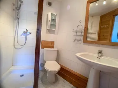Salle de bains dans l'établissement Studio confortable au Val Claret, animaux acceptés - FR-1-502-317
