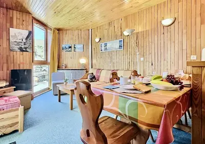 Télévision ou salle de divertissement dans l'établissement Résidence Le Savoy - Appartement 2 pièces 4 personnes à Tignes proche des commerces et des pistes dans le quartier du Lavachet. Appartement avec un g MAE-1966