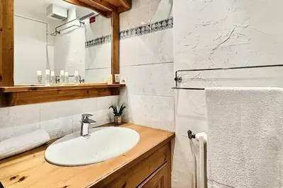 Salle de bains dans l'établissement Résidence Le Savoy - Appartement 2 pièces 4 personnes à Tignes proche des commerces et des pistes dans le quartier du Lavachet. Appartement avec un g MAE-1966