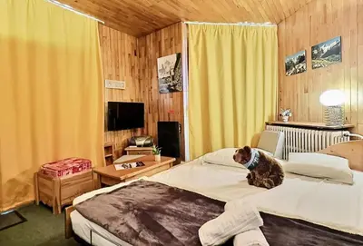 Un ou plusieurs lits dans un hébergement de l'établissement Résidence Le Savoy - Appartement 2 pièces 4 personnes à Tignes proche des commerces et des pistes dans le quartier du Lavachet. Appartement avec un g MAE-1966