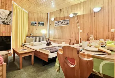 Coin salon dans l'établissement Résidence Le Savoy - Appartement 2 pièces 4 personnes à Tignes proche des commerces et des pistes dans le quartier du Lavachet. Appartement avec un g MAE-1966