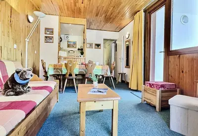 Coin salon dans l'établissement Résidence Le Savoy - Appartement 2 pièces 4 personnes à Tignes proche des commerces et des pistes dans le quartier du Lavachet. Appartement avec un g MAE-1966