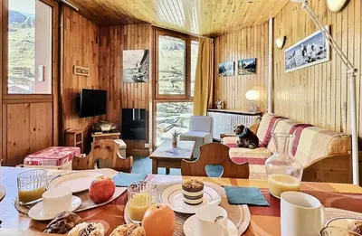 Télévision ou salle de divertissement dans l'établissement Résidence Le Savoy - Appartement 2 pièces 4 personnes à Tignes proche des commerces et des pistes dans le quartier du Lavachet. Appartement avec un g MAE-1966