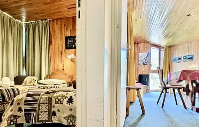 Un ou plusieurs lits dans un hébergement de l'établissement Résidence Le Savoy - Appartement 2 pièces 4 personnes à Tignes proche des commerces et des pistes dans le quartier du Lavachet. Appartement avec un g MAE-1966