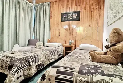 Un ou plusieurs lits dans un hébergement de l'établissement Résidence Le Savoy - Appartement 2 pièces 4 personnes à Tignes proche des commerces et des pistes dans le quartier du Lavachet. Appartement avec un g MAE-1966