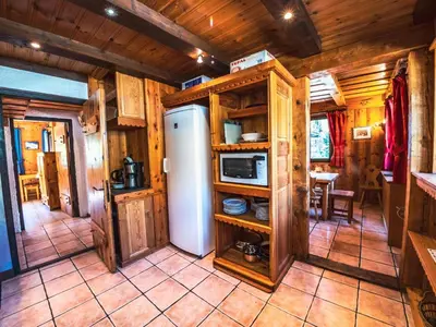 Cuisine ou kitchenette dans l'établissement Appartement rénové au chalet, proche pistes, balcon, animaux admis - FR-1-502-355