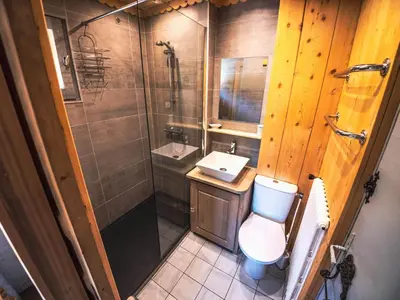 Salle de bains dans l'établissement Appartement rénové au chalet, proche pistes, balcon, animaux admis - FR-1-502-355