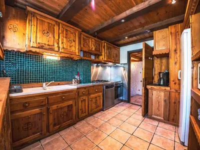 Cuisine ou kitchenette dans l'établissement Appartement rénové au chalet, proche pistes, balcon, animaux admis - FR-1-502-355