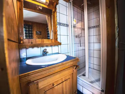 Salle de bains dans l'établissement Appartement rénové au chalet, proche pistes, balcon, animaux admis - FR-1-502-355