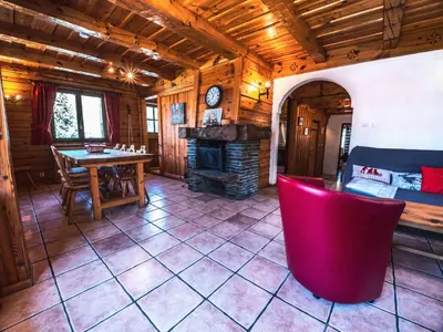 Coin salon dans l'établissement Appartement rénové au chalet, proche pistes, balcon, animaux admis - FR-1-502-355