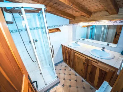 Salle de bains dans l'établissement Appartement duplex confort 8 pers · Proche pistes · Animaux admis - FR-1-502-356