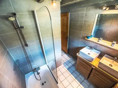 Salle de bains dans l'établissement Appartement duplex confort 8 pers · Proche pistes · Animaux admis - FR-1-502-356