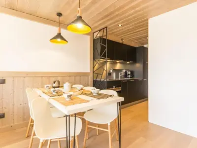 Cuisine ou kitchenette dans l'établissement Appartement rénové 6 pers, balcon, Les Arcs, Wifi gratuit - FR-1-346-343