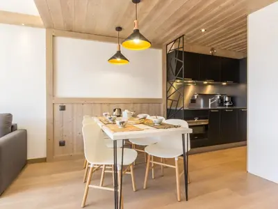 Cuisine ou kitchenette dans l'établissement Appartement rénové 6 pers, balcon, Les Arcs, Wifi gratuit - FR-1-346-343