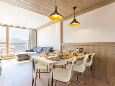 Coin salon dans l'établissement Appartement rénové 6 pers, balcon, Les Arcs, Wifi gratuit - FR-1-346-343
