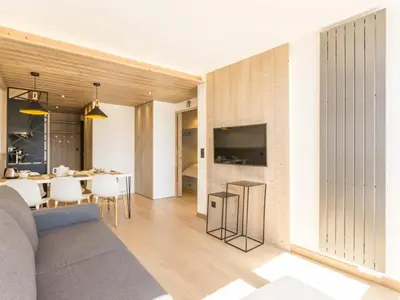 Télévision ou salle de divertissement dans l'établissement Appartement rénové 6 pers, balcon, Les Arcs, Wifi gratuit - FR-1-346-343