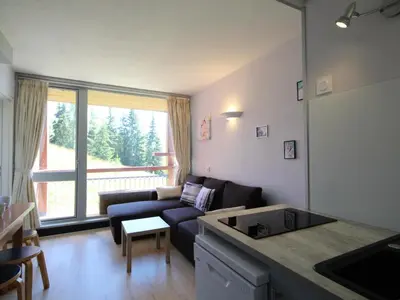 Coin salon dans l'établissement Appartement rénové 2 pièces, balcon, prox commerces, non fumeur - FR-1-346-385