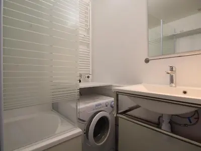Salle de bains dans l'établissement Appartement rénové 2 pièces, balcon, prox commerces, non fumeur - FR-1-346-385