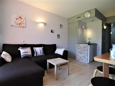 Coin salon dans l'établissement Appartement rénové 2 pièces, balcon, prox commerces, non fumeur - FR-1-346-385