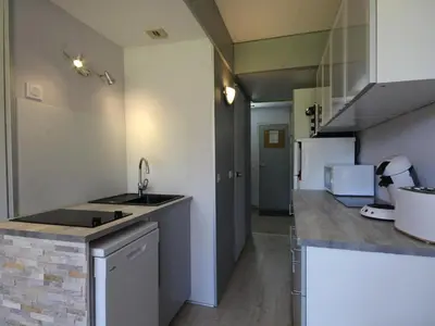 Cuisine ou kitchenette dans l'établissement Appartement rénové 2 pièces, balcon, prox commerces, non fumeur - FR-1-346-385