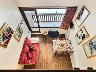 Coin salon dans l'établissement Résidence Le Chantelouve - Studio cabine avec mezzanine pour 5 personnes à Val d'Isère à 300m du centre du village et 450m des pistes MAE-1805