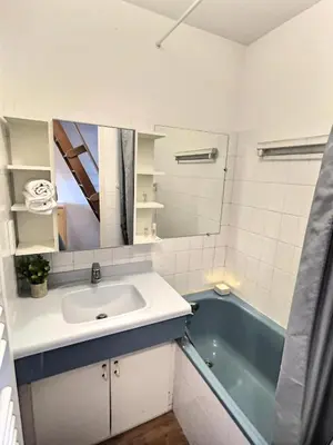 Salle de bains dans l'établissement Résidence Le Chantelouve - Studio cabine avec mezzanine pour 5 personnes à Val d'Isère à 300m du centre du village et 450m des pistes MAE-1805