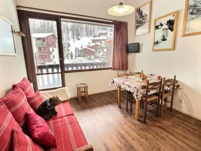 Coin salon dans l'établissement Résidence Le Chantelouve - Studio cabine avec mezzanine pour 5 personnes à Val d'Isère à 300m du centre du village et 450m des pistes MAE-1805