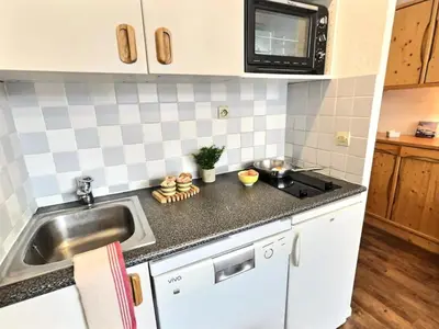 Cuisine ou kitchenette dans l'établissement Résidence Le Chantelouve - Studio cabine avec mezzanine pour 5 personnes à Val d'Isère à 300m du centre du village et 450m des pistes MAE-1805