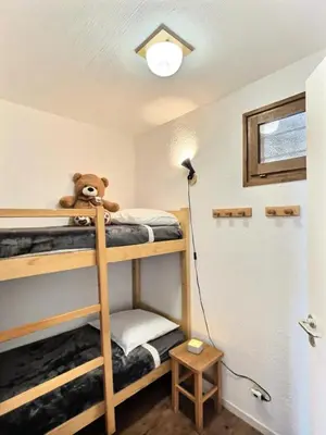 Un ou plusieurs lits dans un hébergement de l'établissement Résidence Le Chantelouve - Studio cabine avec mezzanine pour 5 personnes à Val d'Isère à 300m du centre du village et 450m des pistes MAE-1805