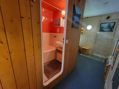 Salle de bains dans l'établissement Studio ski aux pieds avec balcon et TV - FR-1-346-493