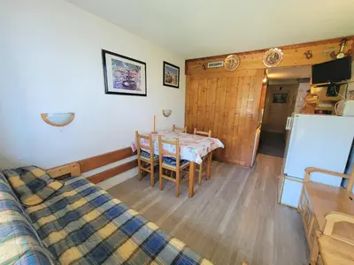 Cuisine ou kitchenette dans l'établissement Studio ski aux pieds avec balcon et TV - FR-1-346-493