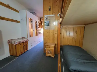 Coin salon dans l'établissement Studio ski aux pieds avec balcon et TV - FR-1-346-493
