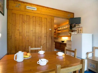 Cuisine ou kitchenette dans l'établissement Studio ski aux pieds avec balcon et TV - FR-1-346-493