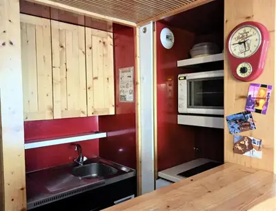 Cuisine ou kitchenette dans l'établissement Residence Hotel Aiguille Rouge - Charmant studio pour 4 personnes à Arc 2000 ski aux pieds, en centre station, au pied des commerces et proche du bowling et de l MAE-2123