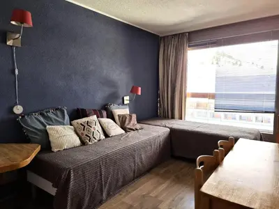 Coin salon dans l'établissement Residence Hotel Aiguille Rouge - Charmant studio pour 4 personnes à Arc 2000 ski aux pieds, en centre station, au pied des commerces et proche du bowling et de l MAE-2123