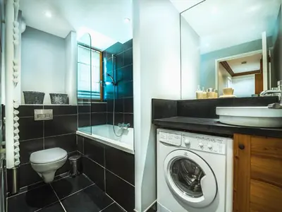 Salle de bains dans l'établissement Appartement rénové skis aux pieds, balcon, WIFI, 4 chambres - FR-1-502-359