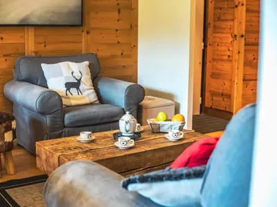 Coin salon dans l'établissement Appartement rénové skis aux pieds, balcon, WIFI, 4 chambres - FR-1-502-359
