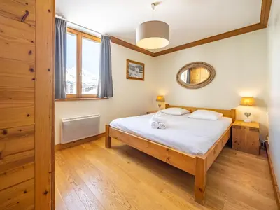 Un ou plusieurs lits dans un hébergement de l'établissement Appartement rénové skis aux pieds, balcon, WIFI, 4 chambres - FR-1-502-359