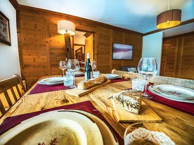Télévision ou salle de divertissement dans l'établissement Appartement rénové skis aux pieds, balcon, WIFI, 4 chambres - FR-1-502-359