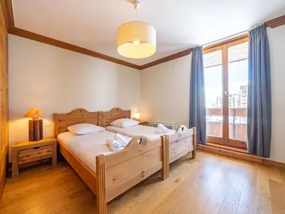 Un ou plusieurs lits dans un hébergement de l'établissement Appartement rénové skis aux pieds, balcon, WIFI, 4 chambres - FR-1-502-359