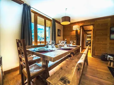 Coin salon dans l'établissement Appartement rénové skis aux pieds, balcon, WIFI, 4 chambres - FR-1-502-359