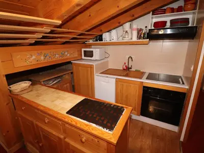 Cuisine ou kitchenette dans l'établissement Appartement Confortable au Cœur de Tignes le Lac, Idéal pour 6 Personnes - FR-1-502-373