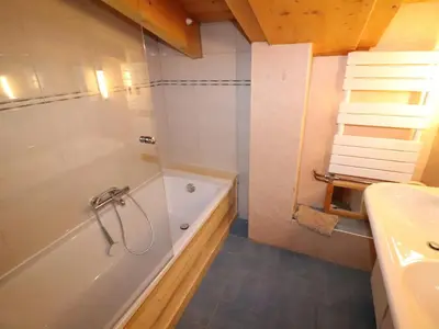 Salle de bains dans l'établissement Appartement Confortable au Cœur de Tignes le Lac, Idéal pour 6 Personnes - FR-1-502-373